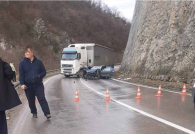 Automobil podletio pod kamion: Najmanje jedna osoba povrijeđena