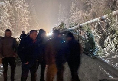 Snijeg izazvao kolaps: Kod Kupresa zaglavljeni kamioni, na Vlašiću stabla na putu (VIDEO)