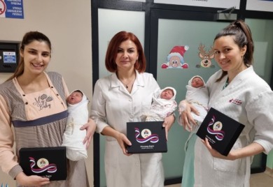 Rođene u Bolnici “Srbija: Majke tri bebe zahvalne na darovanim zlatnicima
