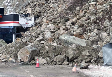 Vozači i prolaznici oprezno: Nastavljeno obrušavanje kamena kod benzinske pumpe u Zvorniku