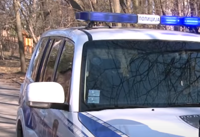 Horor na ulici: Djevojka nasrtala na vozila u pokretu i sjekla vene žiletom