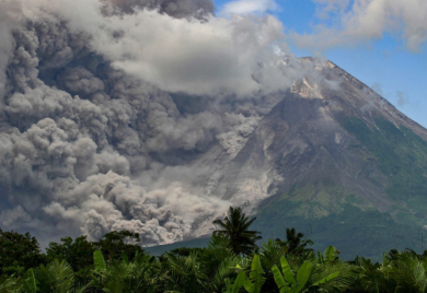 Erupcija vulkana Merapi u Indoneziji, potok lave dug oko 1,5 kilometar