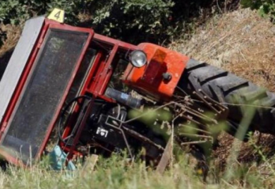 Traktor sa prikolicom upao u kanal, poginulo deset osoba