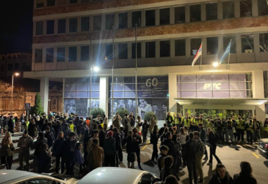 Studenti opkolili zgradu RTS i najavili da ostaju 22 sata: Javni servis blokiran cijele noći