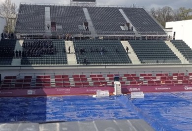 Kadeti MUP-a skakanjem ispitivali statiku teniske arene uoči turnira (VIDEO)