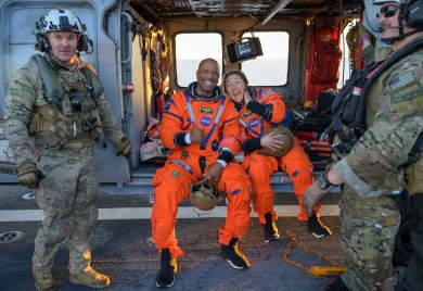 Astronauti misije Artemis II bezbjedno se vratili na Zemlju poslije leta oko Mjeseca