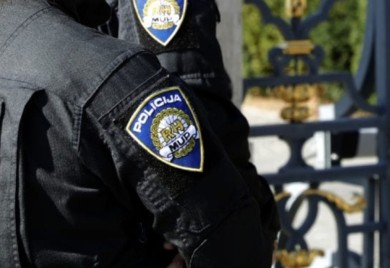 Djeca se igrala na igralištu: Bacio zolju u kontejner kraj osnovne škole