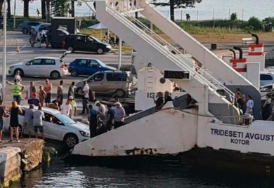 Incident u Crnoj Gori: Vozač pokušao da se ukrca na trajekt u pokretu