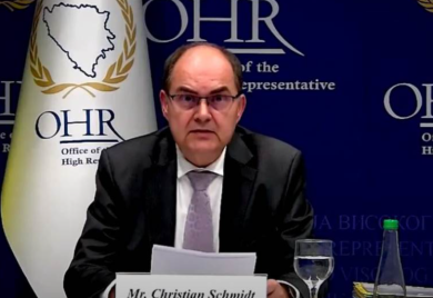 U Potočarima oštećen službeni automobil Šmita: Obezbjeđenje ignorisalo naredbu policije