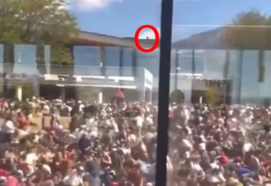 Čovjek u crnom leži na krovu, a onda je ODJEKNUO PUCANJ: Uslijedio totalno haos, jedna stvar nikome nije promakla (VIDEO)