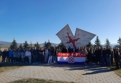 Zapaljena hrvatska zastava na spomeniku poginulim Vukovarcima