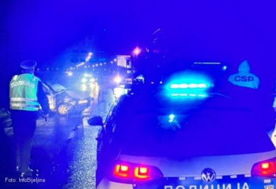 Jedna osoba povrijeđena u sudaru automobila i teretnog vozila