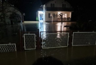 Vanredno u Kozarskoj Dubici, klizište prijeti pucanju nasipa