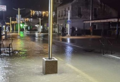 Alarmantno u Sanskom Mostu: Izlile se dvije rijeke, grad poplavljen, oglasile se sirene za uzbunu