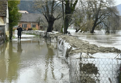 KARLOVAC: Na snazi vanredne mjere, zatvoreno više puteva i ulica
