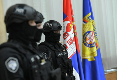 Žena napadnuta u Beogradu: Maskirani muškarci je isjekli nožem i ošišali