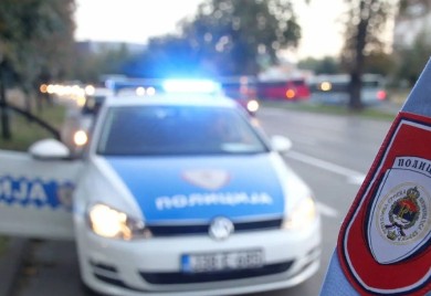 Haos u Petrovu: Vozeći u rikverc polupao tri automobila