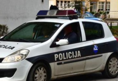 Automobil sletio s puta, povrijeđene tri osobe