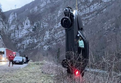GSS izvukla vozilo: Bračni par sa troje djece sletio u kanjon Vrbasa FOTO