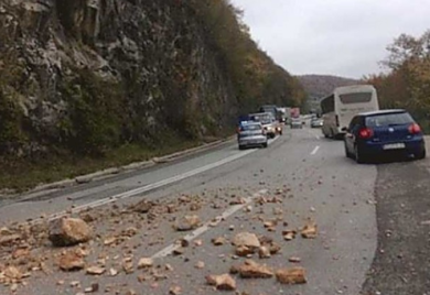 Pretežno suvi kolovozi, povećana opasnost od odrona