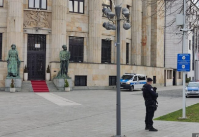 Policija sa dugim cijevima ispred Palate Republike u Banjaluci