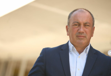 “Nemam stan u Londonu, a Višković je već POLA STVARI preselio u Beograd” Crnadak odgovorio na premijerove prozivke