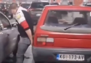 Pokazao kako parkira "jugića" i postao hit (VIDEO)