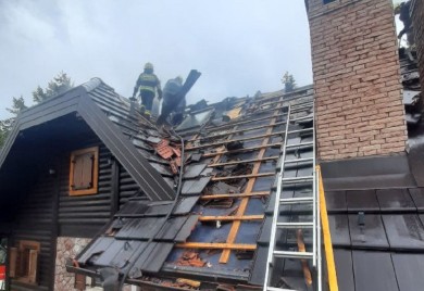 Grom zapalio krov kuće u Doboju