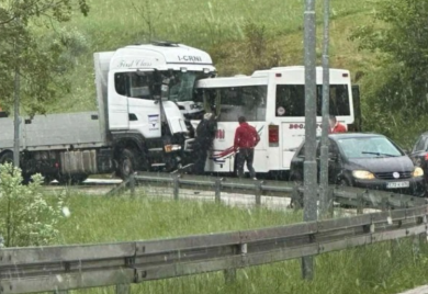 Sudar kamiona i autobusa kod Mrkonjić Grada, poginula jedna osoba (VIDEO)