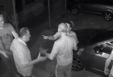 Načelnik opštine fizički napao vlasnicu kafića (UZNEMIRUJUĆI VIDEO)
