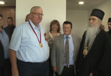 Srpska pravoslavna crkva dodijelila odlikovanje Vojislavu Šešelju