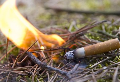 Opušak cigarete izazvao požar u stanu, muškarac preminuo od gušenja