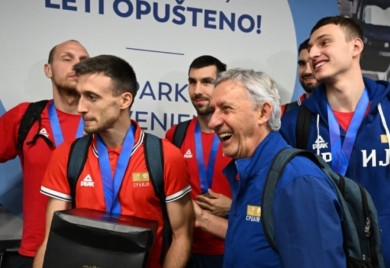 “Šampioni, šampioni”: Košarkaši Srbije dočekani ovacijama na aerodromu VIDEO