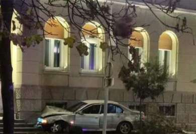 Automobilom se zakucao u Banski dvor