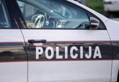 Kod zatvorskog čuvara pronađeni droga, oružje i vage