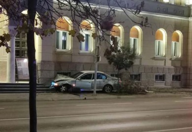 Vozač BMW-a se zakucao u zgradu Banskog dvora