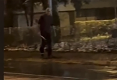 Stariji muškarac u centru Banjaluke mačetom jurio prolaznike (VIDEO)