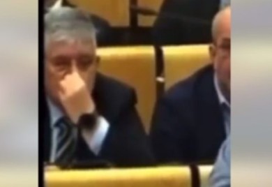 Poslanik u Parlamentu FBiH kopa nos na sjednici VIDEO