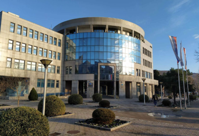 Da li su direktori javnih preduzeća zaslužili povećanje plata, preduzeća grcaju u dugovima