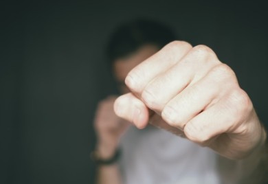 Prevezena u bolnicu: Muž nasilnik šakama pretukao svoju ženu