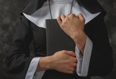 Sa 10 godina otišla u manastir: Časna sestra se zaljubila, pa postala pornozvijezda