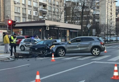 Težak sudar dva vozila: Povrijeđeni prevezeni u bolnicu