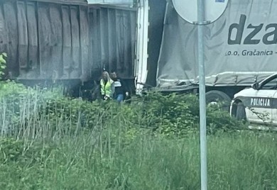 Voz se zabio u kamion na pružnom prelazu