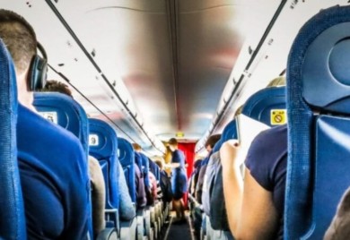 “Let traje kratko…”: Imali intiman odnos u avionu naočigled putnika VIDEO