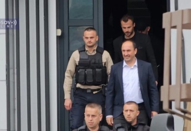 Srbi u Leposaviću ispratili ministra Aljijuija crvenom farbom i jajima VIDEO
