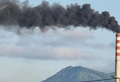 Građani strahuju: Crni dim prekrio Gacko (FOTO)