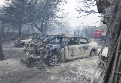 Dramatično u Dalmaciji: Gore kuće i automobili, ljudi bježe (FOTO)