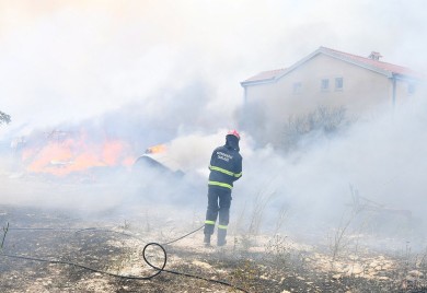 Požar u Dalmaciji ne jenjava, pomoć potražile i porodice iz BiH