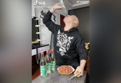 Influenser preminuo u prenosu uživo, jeo crve, stonoge i guštere uz velike količine alkohola