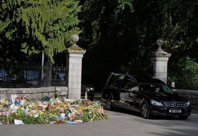 Kovčeg sa tijelom kraljice Elizabete stiže u London
